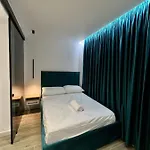 Deluxe Bllok * Tirana