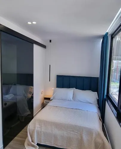 Deluxe Bllok * Tirana