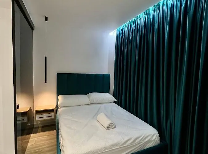 Deluxe Bllok * Tirana